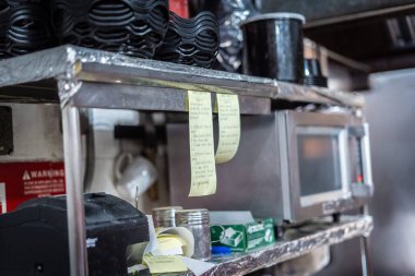 Mutfakta parlak bir servis zili. 