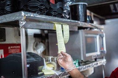 Mutfakta parlak bir servis zili. 