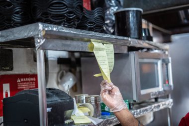 Mutfakta parlak bir servis zili. 