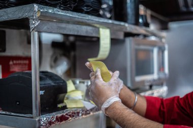 Mutfakta parlak bir servis zili. 