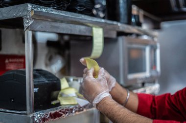 Mutfakta parlak bir servis zili. 