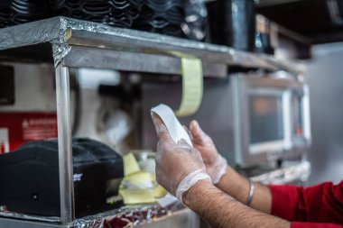 Mutfakta parlak bir servis zili. 