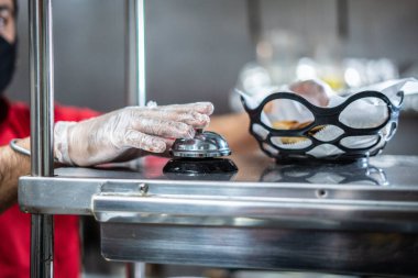 Mutfakta parlak bir servis zili. 