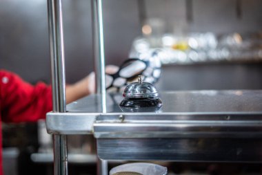 Mutfakta parlak bir servis zili. 