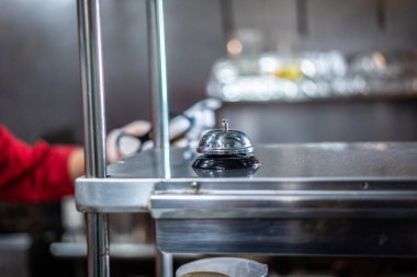 Mutfakta parlak bir servis zili. 