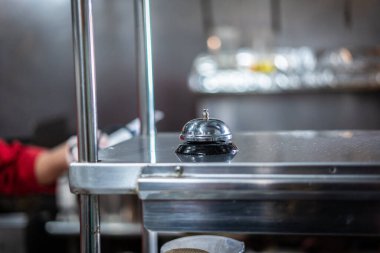 Mutfakta parlak bir servis zili. 