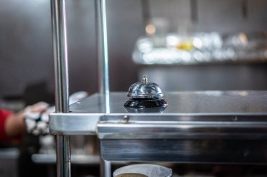 Mutfakta parlak bir servis zili. 