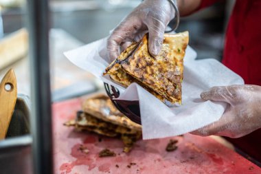 Aşçı lezzetli geleneksel tandır ekmeği yapıyor.