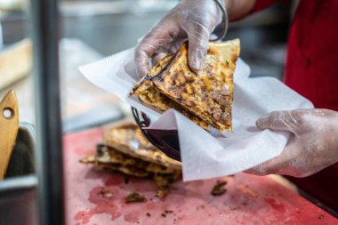 Aşçı lezzetli geleneksel tandır ekmeği yapıyor.