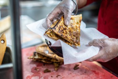 Aşçı lezzetli geleneksel tandır ekmeği yapıyor.