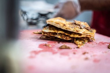 Aşçı lezzetli geleneksel tandır ekmeği yapıyor.