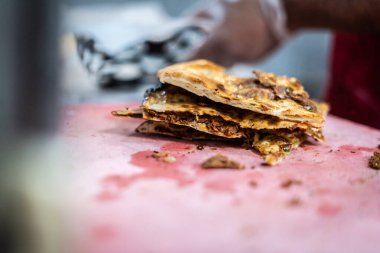 Aşçı lezzetli geleneksel tandır ekmeği yapıyor.