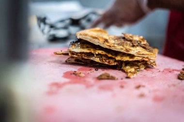 Aşçı lezzetli geleneksel tandır ekmeği yapıyor.