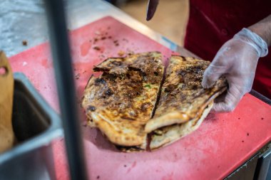 Aşçı lezzetli geleneksel tandır ekmeği yapıyor.