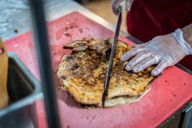 Aşçı lezzetli geleneksel tandır ekmeği yapıyor.