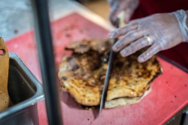 Aşçı lezzetli geleneksel tandır ekmeği yapıyor.