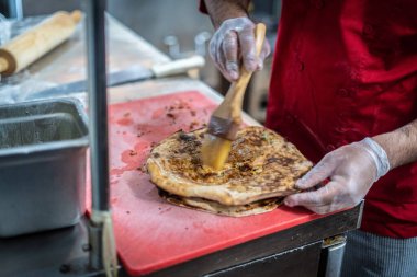 Aşçı lezzetli geleneksel tandır ekmeği yapıyor.