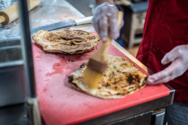 Aşçı lezzetli geleneksel tandır ekmeği yapıyor.