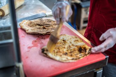 Aşçı lezzetli geleneksel tandır ekmeği yapıyor.