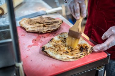 Şef Hint mutfağı yemeği hazırlıyor ve servis ediyor.