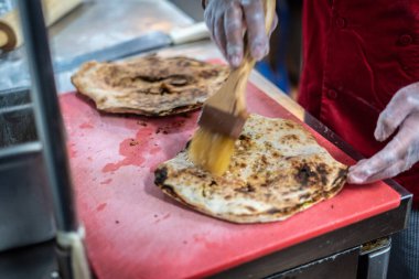 Şef Hint mutfağı yemeği hazırlıyor ve servis ediyor.