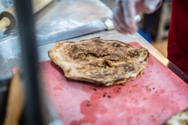 Aşçı lezzetli geleneksel tandır ekmeği yapıyor.
