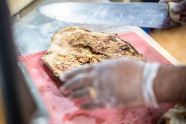 Aşçı lezzetli geleneksel tandır ekmeği yapıyor.