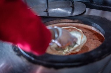 Şef Hint mutfağı yemeği hazırlıyor ve servis ediyor.