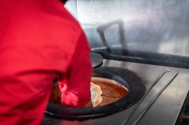 Şef Hint mutfağı yemeği hazırlıyor ve servis ediyor.