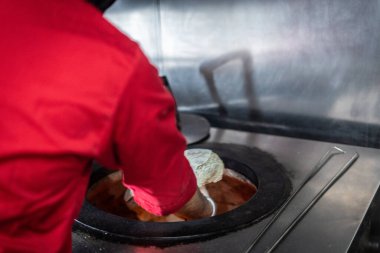 Şef Hint mutfağı yemeği hazırlıyor ve servis ediyor.