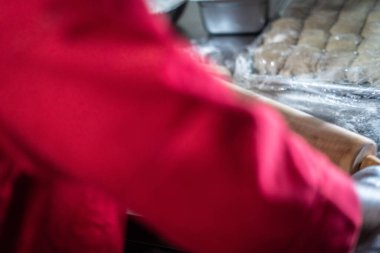 Şef Hint mutfağı yemeği hazırlıyor ve servis ediyor.