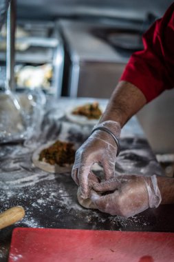 Şef Hint mutfağı yemeği hazırlıyor ve servis ediyor.