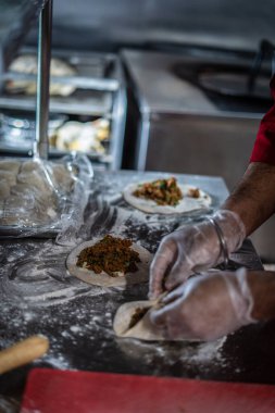 Şef Hint mutfağı yemeği hazırlıyor ve servis ediyor.