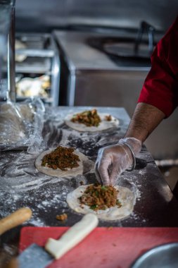 Şef Hint mutfağı yemeği hazırlıyor ve servis ediyor.