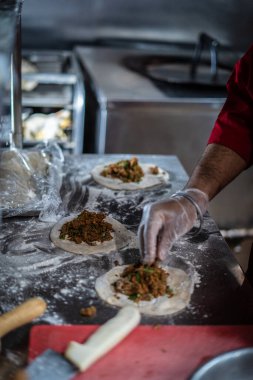 Şef Hint mutfağı yemeği hazırlıyor ve servis ediyor.