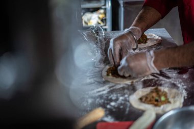 Şef Hint mutfağı yemeği hazırlıyor ve servis ediyor.