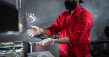 Şef Hint mutfağı yemeği hazırlıyor ve servis ediyor.