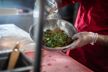 Şef Hint mutfağı yemeği hazırlıyor ve servis ediyor.