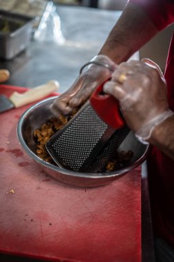 Şef Hint mutfağı yemeği hazırlıyor ve servis ediyor.