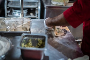 Şef Hint mutfağı yemeği hazırlıyor ve servis ediyor.