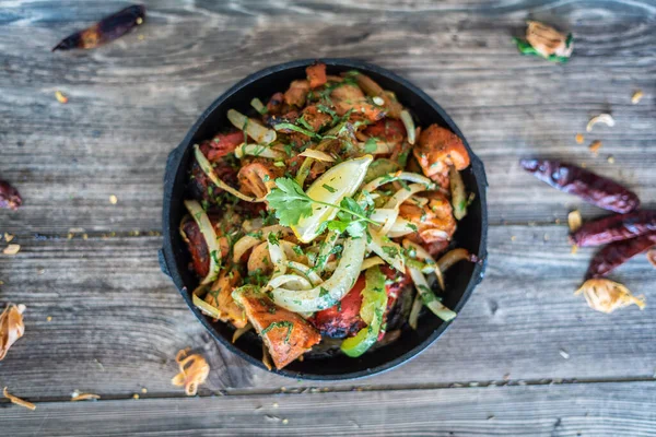 Sıcak tabakta Hint kebabı tabağı