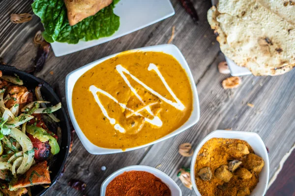 Hint usulü baharatlı köri yemeği. 