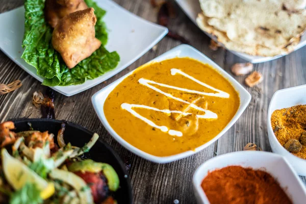 Hint usulü baharatlı köri yemeği. 