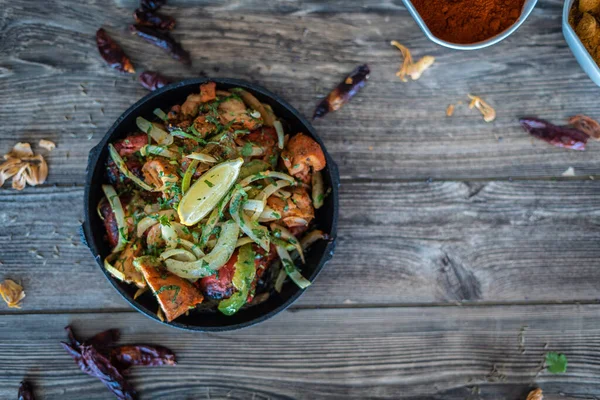 Sıcak tabakta Hint kebabı tabağı