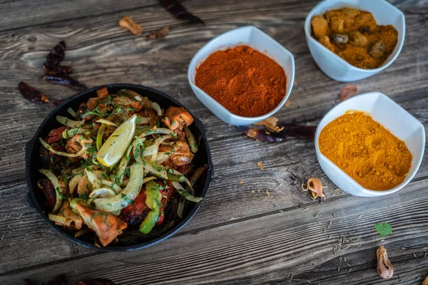 Sıcak tabakta Hint kebabı tabağı