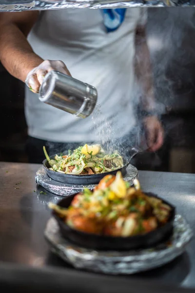 Sıcak tabakta Hint kebabı tabağı