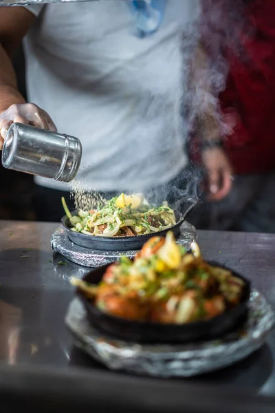 Sıcak tabakta Hint kebabı tabağı