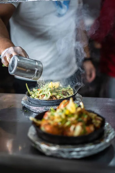 Sıcak tabakta Hint kebabı tabağı