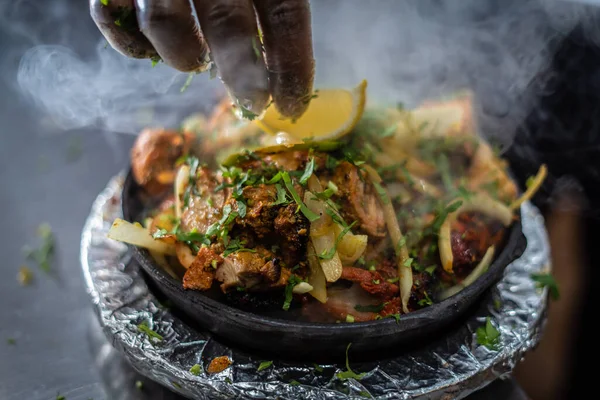 Sıcak tabakta Hint kebabı tabağı