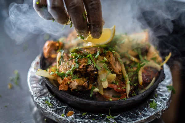 Sıcak tabakta Hint kebabı tabağı